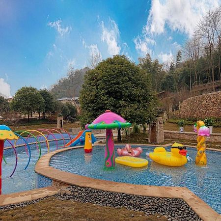 Howard Johnson Huashuiwan Hot Springs Resort Chengdu Exterior foto