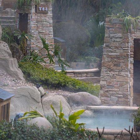 Howard Johnson Huashuiwan Hot Springs Resort Chengdu Exterior foto
