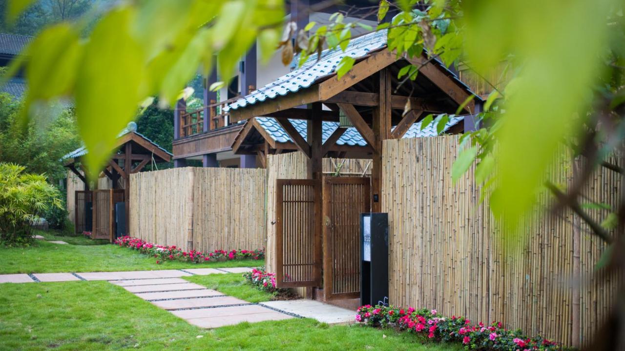 Howard Johnson Huashuiwan Hot Springs Resort Chengdu Exterior foto
